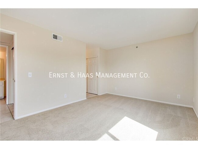 Building Photo - Beautiful Third Floor Condo with City Views!