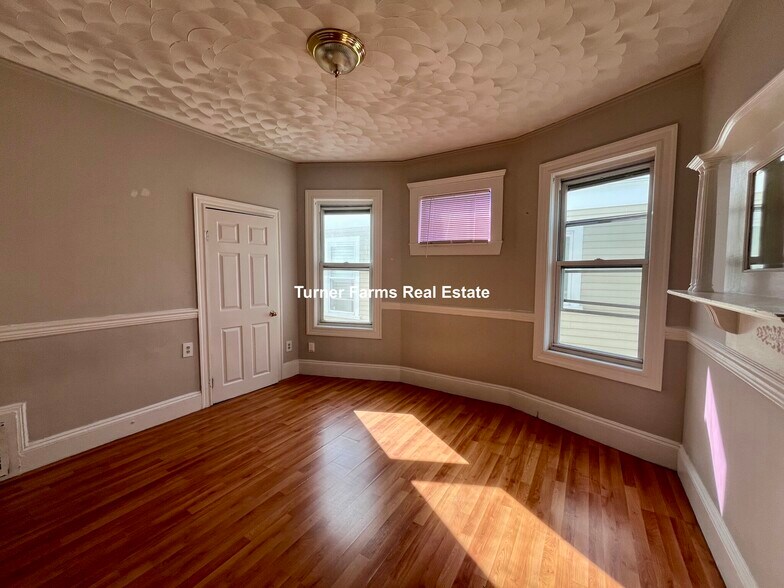 Building Photo - 157 E Cottage St