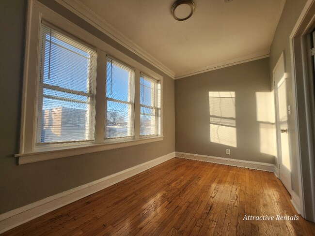 Building Photo - 652 E 81st St