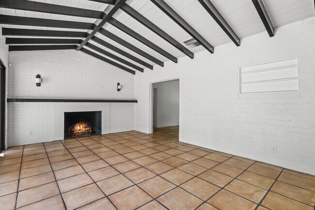 Building Photo - 839 N Avenida Olivos