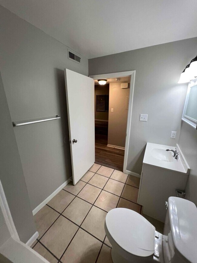 Building Photo - 1 Bedroom 1 Bath located in Charming North...