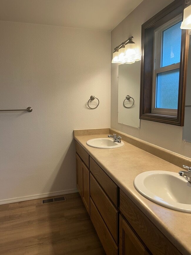 Building Photo - 3 Bedroom 2 Bath Single Family Home