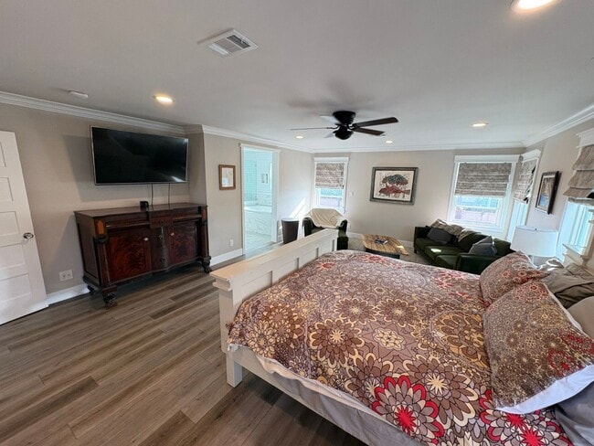 Building Photo - Remodeled Craftsman style 3 bedroom, 3 bathroom home - this is NOT your typical rental - Must See!!