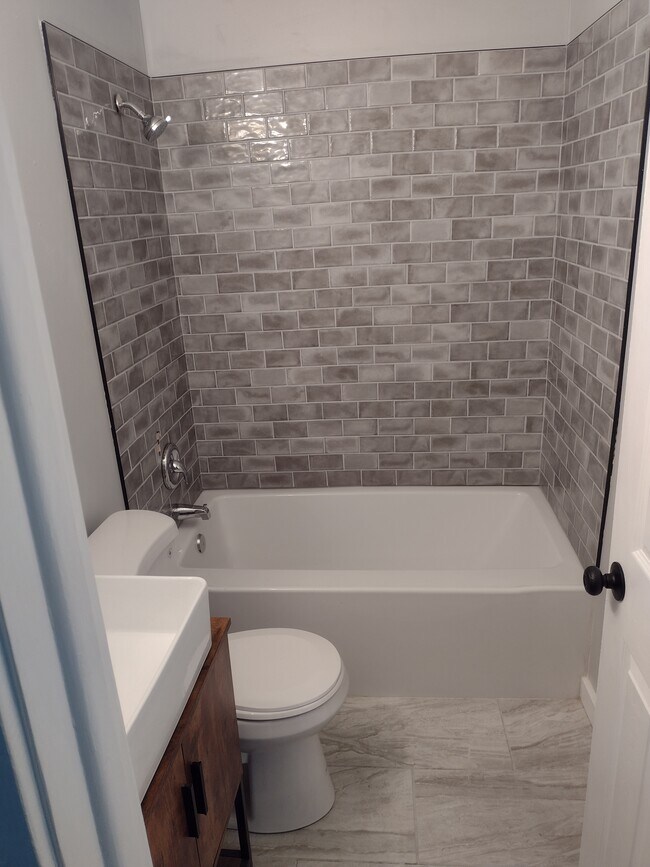 Building Photo - 2525 Deerfield Dr