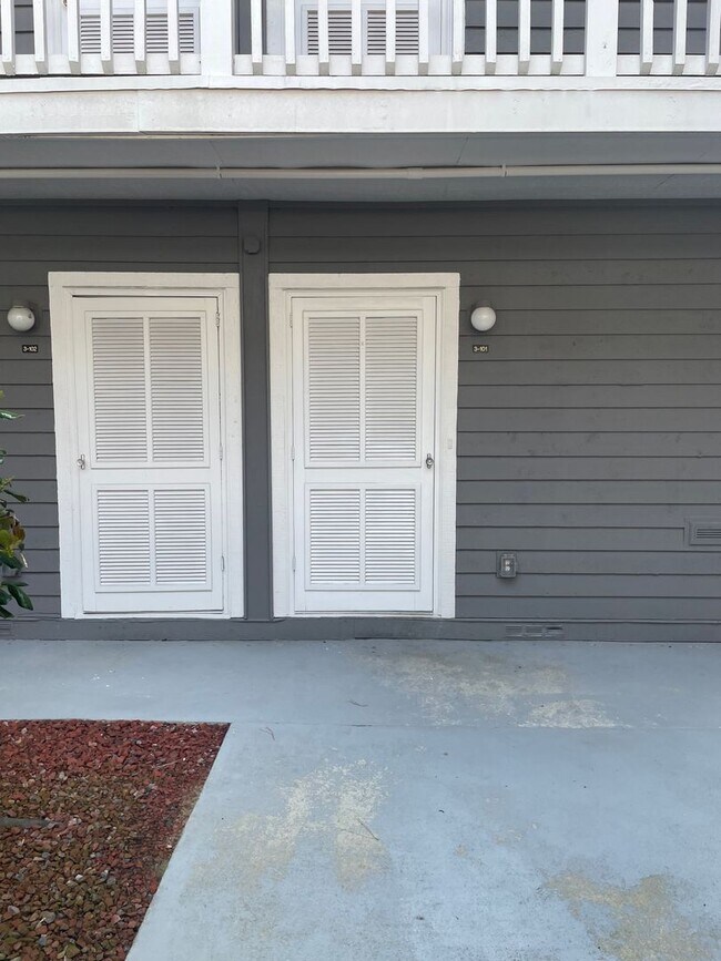 Building Photo - 10170 Beach Dr SW