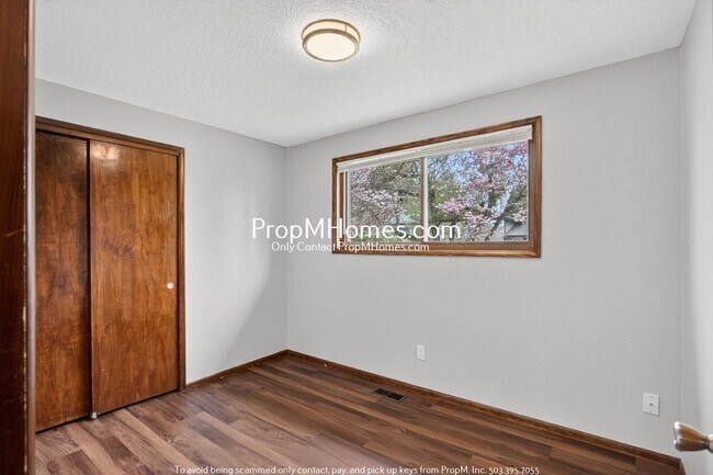 Building Photo - Updated Three Bedroom Home in Oregon City!