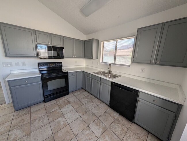 Building Photo - Sharp 3 Bedroom Home w/Pool in Glendale