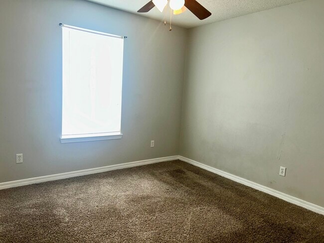 Building Photo - 218 Trish Dr