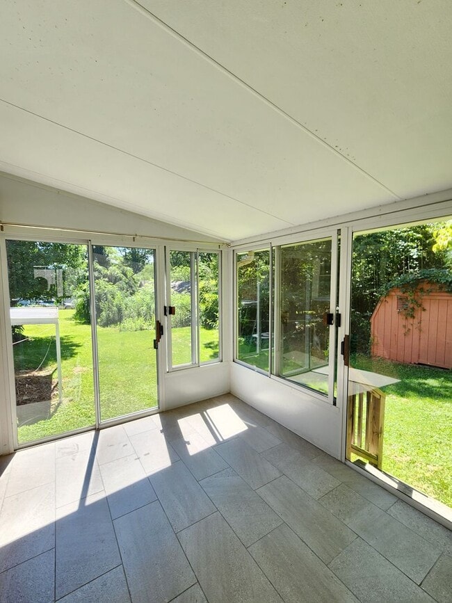 Building Photo - LOCATION! Close to Downtown Black Mountain