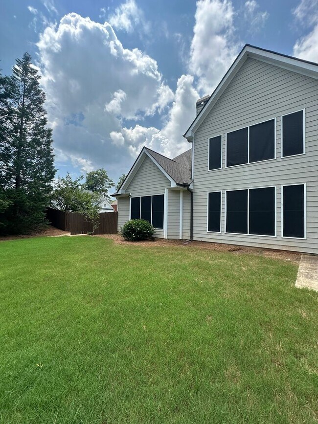 Building Photo - Brick Single Family Rental - 4 bedroom/4.5...