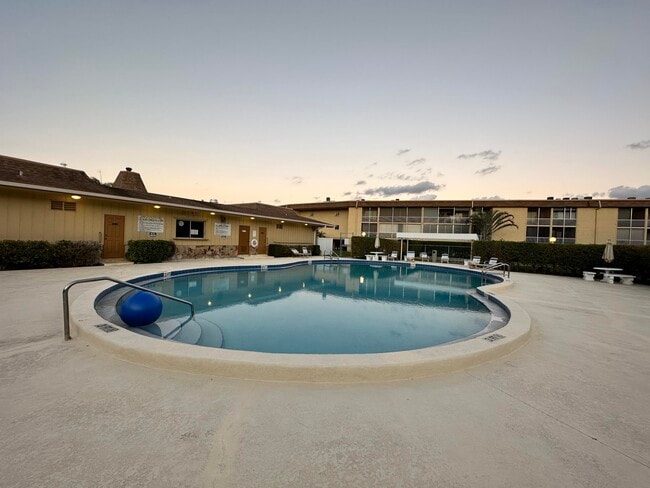 Building Photo - 600 Village Green Ct