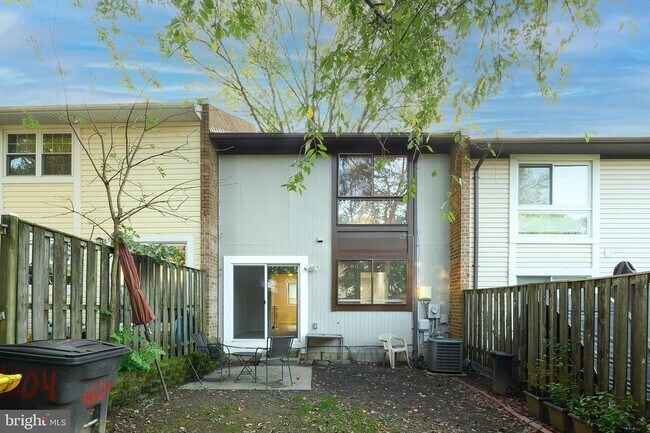 Building Photo - 1604 New Windsor Ct
