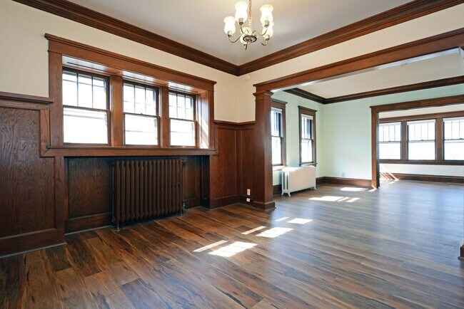 Building Photo - Spacious 2-Bedroom Unit in Minneapolis - Great Location!