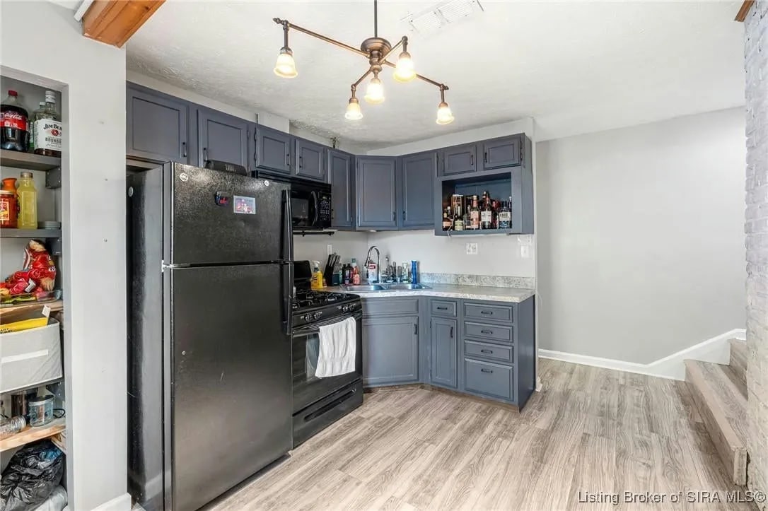 kitchen - 531 E Chestnut St