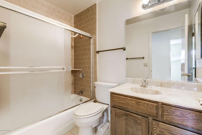Building Photo - 4 Bed, 2 Bath in CHESHIRE!! Amazing Peak V...