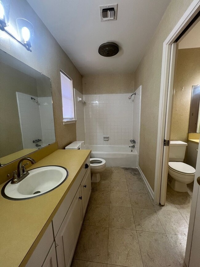 Building Photo - Duplex *LEASING SPECIAL AVAILABLE*