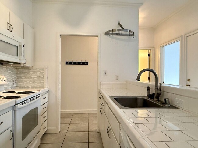 Building Photo - Top Floor Condo in Nob Hill