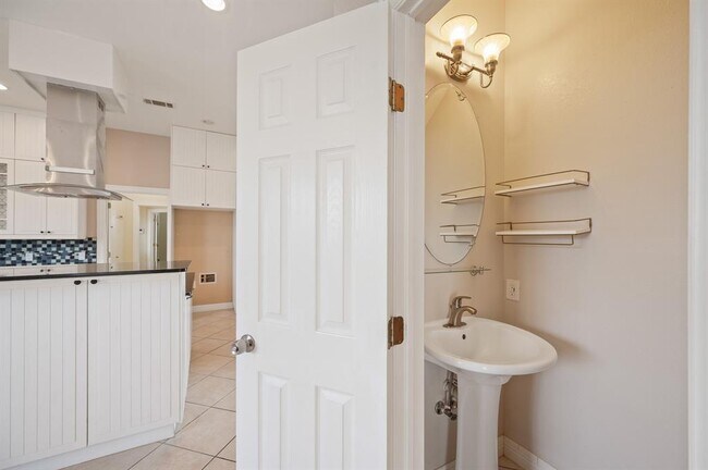 Building Photo - 13819 Lakeview Meadow Dr