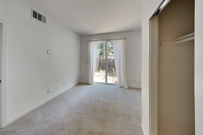 Building Photo - Stunning West Sac Condo