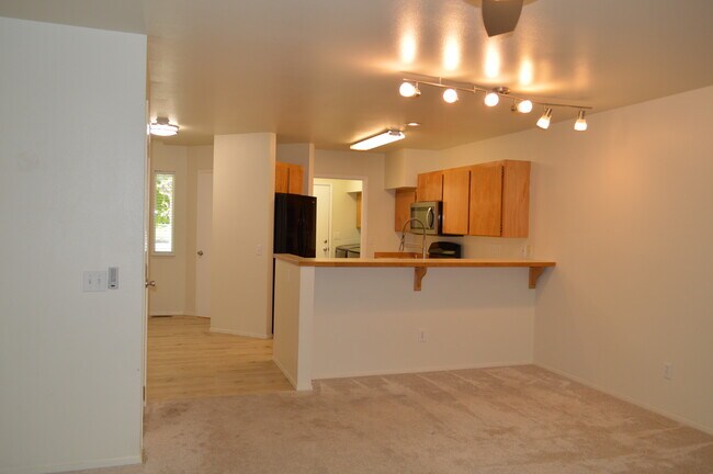 Building Photo - 1950 NE Derek Dr