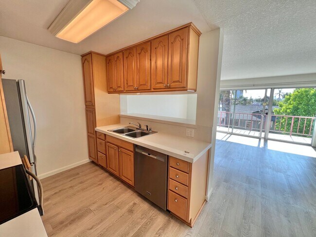 Building Photo - Top Floor Ocean View 1 Bed | Fully Remodeled | Large Balcony | Prime 2nd Street Location