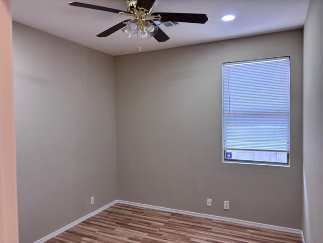 Building Photo - 2720 E Hulet Dr