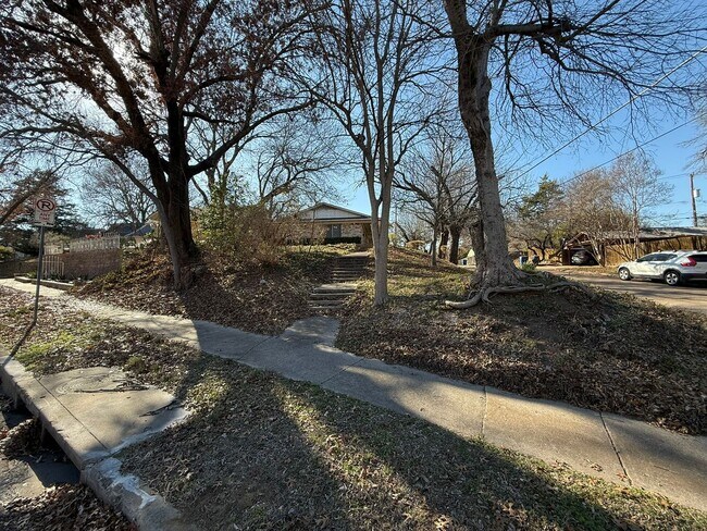 Building Photo - 1139-1139 Haines Ave