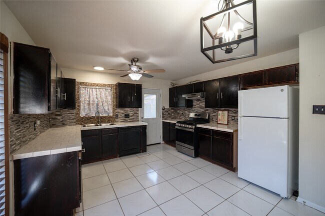 Building Photo - 3343 Bandell Dr