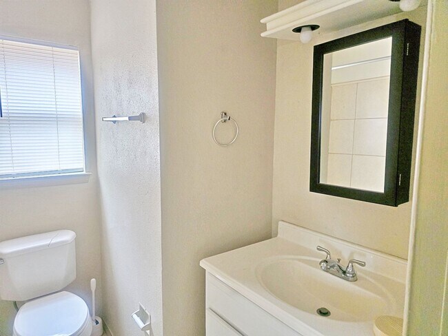Building Photo - Great move in ready home close to Ft. Bliss