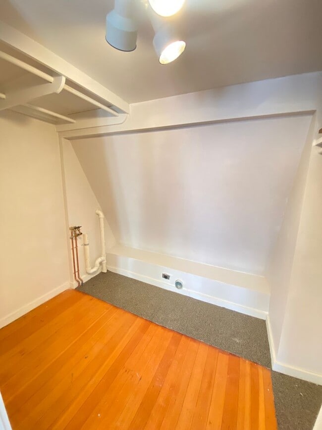 Building Photo - 2409 Omro Rd