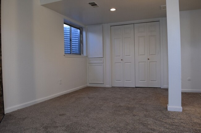 Building Photo - 2412 Sunset Dr