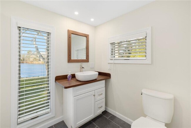 Building Photo - 8 Pine Ln