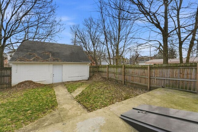 Building Photo - 522 Kelton Ave