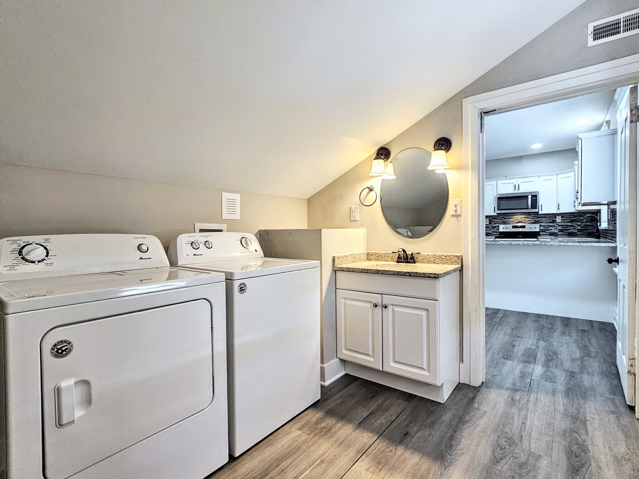 Building Photo - 221 Main St