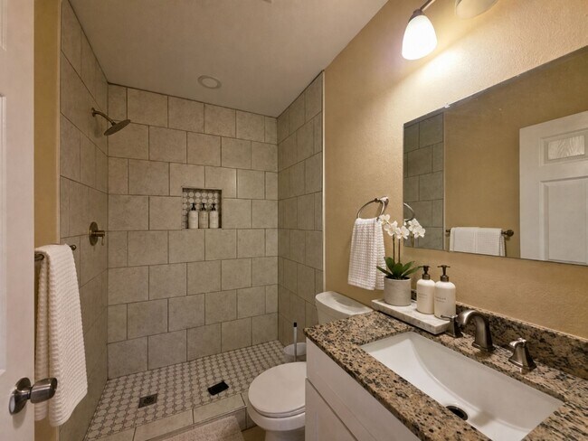 Building Photo - 522 E Davilla Ave