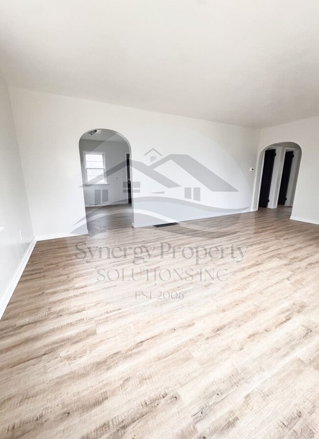 Building Photo - Crestline Home Available Now