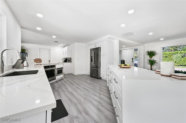 Building Photo - 646 Park Shore Dr