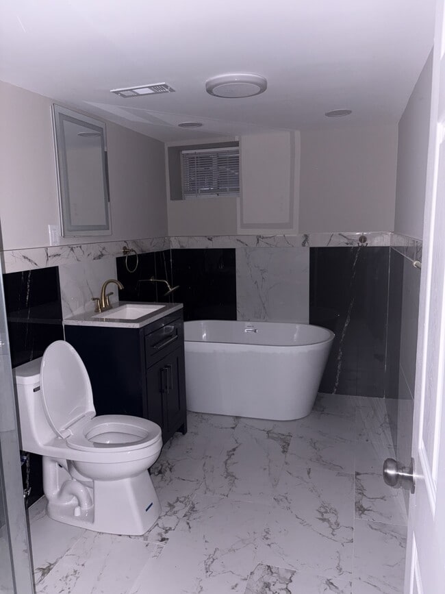 Building Photo - 2229 N Hancock St