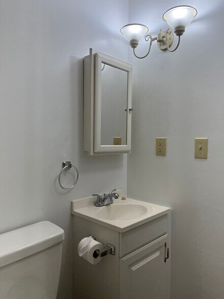 Building Photo - 23 Cottage Ln