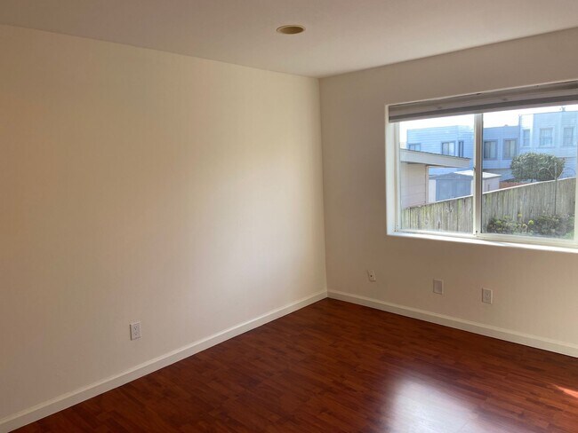 Building Photo - Classic & Timeless Parkside Home 3BD / 2.5BA