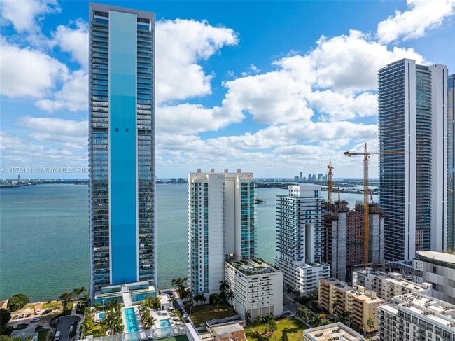 Building Photo - 700 NE 26th Terrace