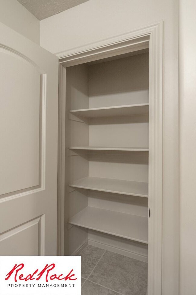 Building Photo - Lovely townhome with Community Pool!