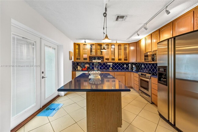 Primary Photo - 400 SE 31st St