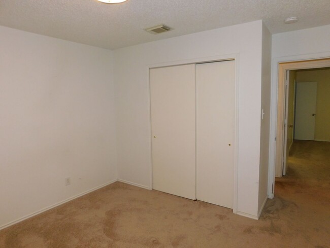 Building Photo - Beautifully maintained 3-bedroom, 2-bath home