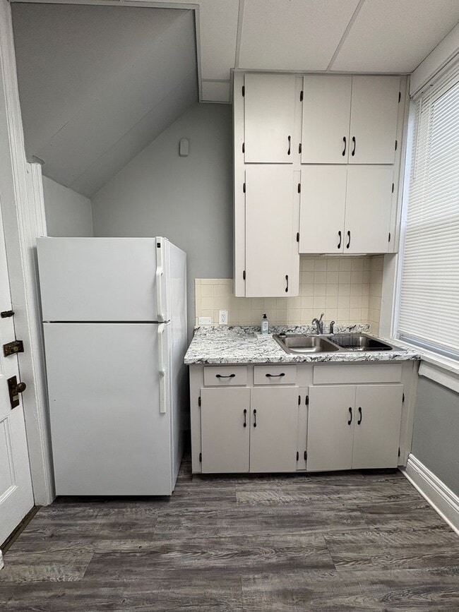 Building Photo - Spacious main level apartment in gorgeous hisotrical house!