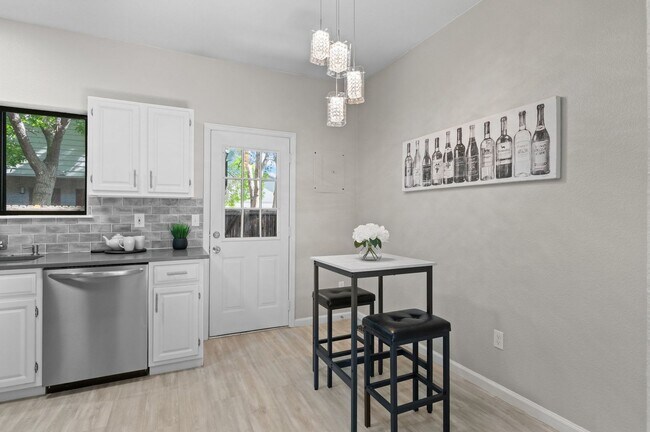 Building Photo - Contemporary Comfort Meets Convenience in ...