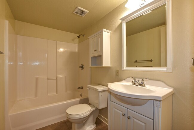 Building Photo - 3 Bedroom 3 Bath home in Diamond Valley!