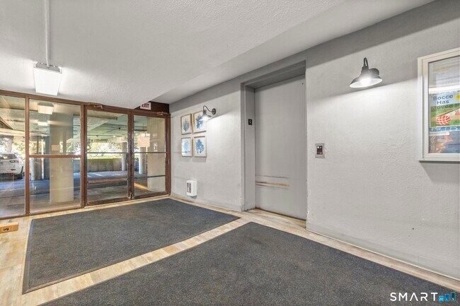 Building Photo - 1 Mansfield Grove Rd