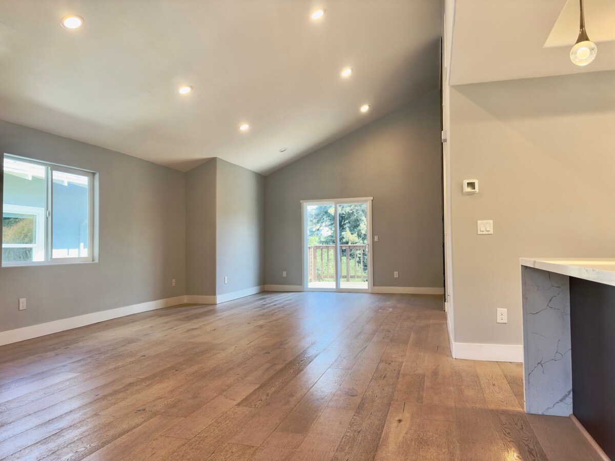 Building Photo - 914 Everett Ave