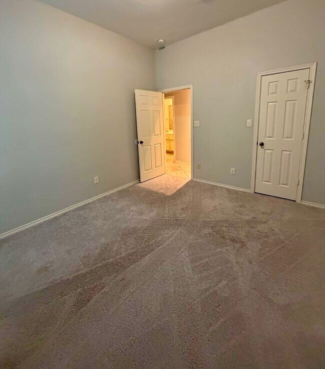Building Photo - 5607 Wagon Wheel Ln